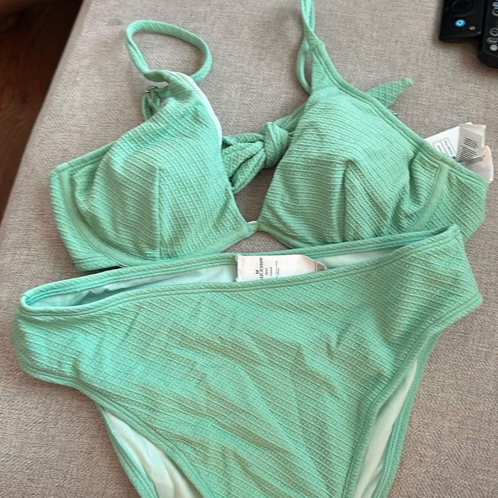 Cupshe underwire bikini. Mint green. Size medium. High rise bottom.